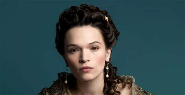 Anna Brewster Bra Size, Age, Weight, Height, Measurements