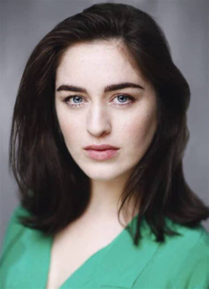 Danielle Galligan Bra Size, Age, Weight, Height, Measurements