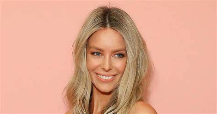 Jennifer Hawkins Bra Size, Age, Weight, Height, Measurements